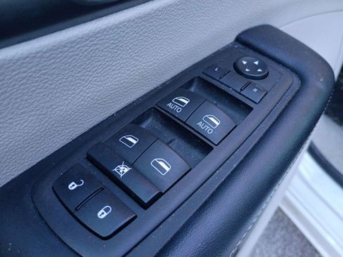 Used 2023 Chrysler Pacifica Touring-L image 11