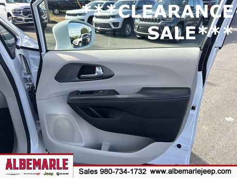 Used 2022 Chrysler Pacifica Touring-L image 31