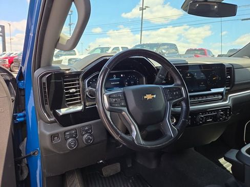 Used 2022 Chevrolet Silverado 1500 LT w/ Z71 Off-Road Package AWD/4WD image 9