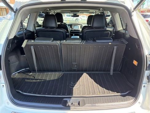 Used 2019 Toyota Highlander AWD V6 image 16