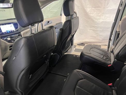 Used 2022 Chrysler Pacifica Touring-L image 38