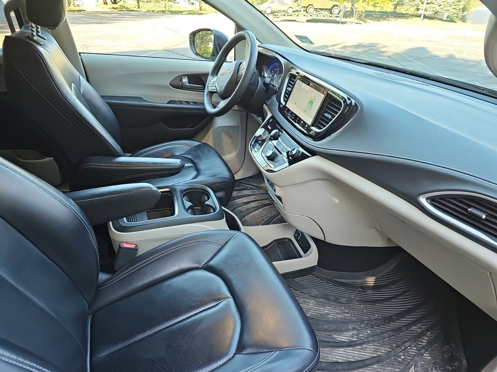 Used 2023 Chrysler Pacifica Touring-L w/ Road Tripper Package AWD/4WD image 10