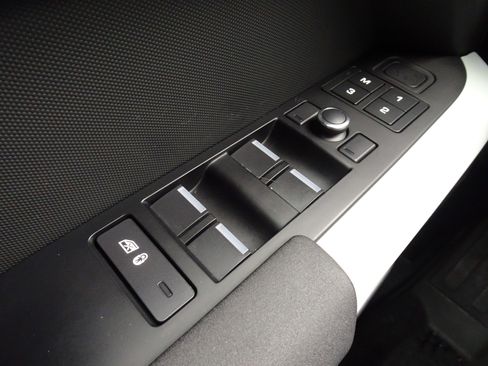 Used 2020 Land Rover Defender 110 First Edition image 36