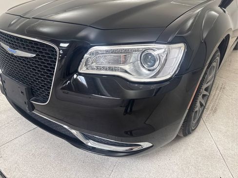 Used 2018 Chrysler 300 Touring RWD image 14