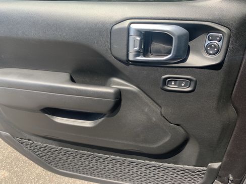 Used 2022 Jeep Gladiator Sport image 13