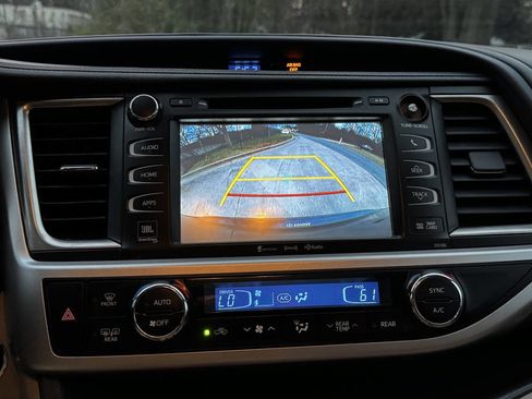 Used 2018 Toyota Highlander Limited image 21