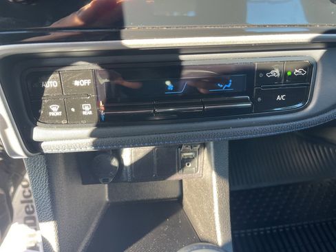 Used 2018 Toyota Corolla SE image 22