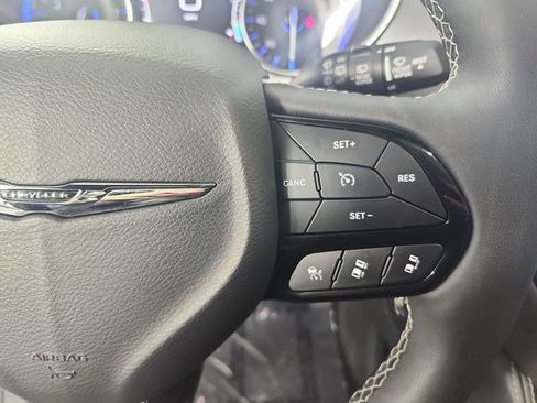 Used 2025 Chrysler Pacifica Limited FWD image 13