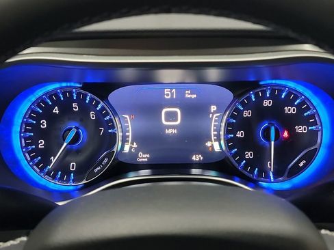 Used 2024 Chrysler Pacifica Touring-L image 9