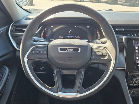 Used 2024 Jeep Grand Cherokee Laredo image 16