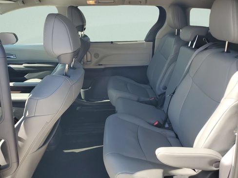 Used 2024 Toyota Sienna XLE FWD image 10