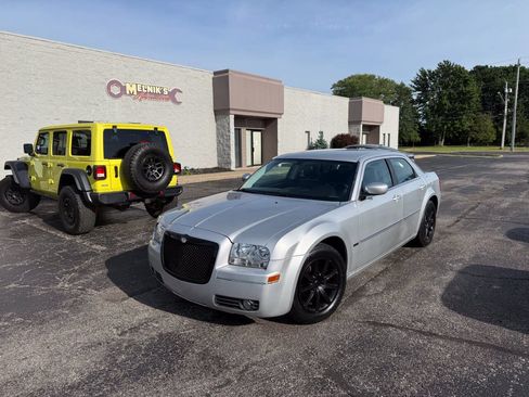 Used 2009 Chrysler 300 Touring RWD image 2