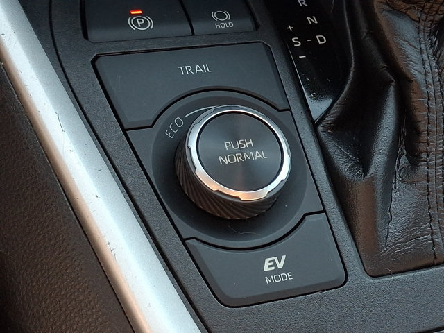 Used 2021 Toyota RAV4 LE AWD/4WD image 25