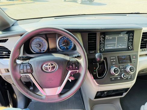 Used 2020 Toyota Sienna L image 11