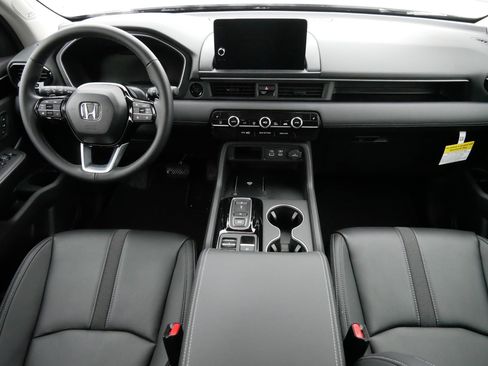 Certified 2025 Honda Pilot Touring image 10