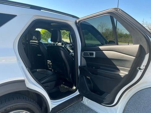 Used 2020 Ford Explorer XLT w/ Equipment Group 202A AWD/4WD image 18