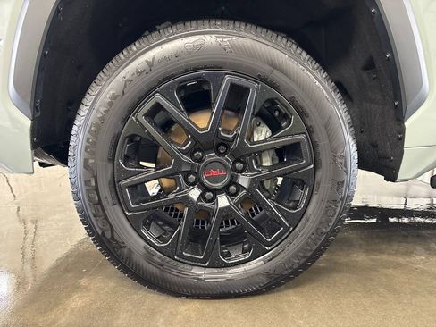 Used 2025 Toyota Tundra Limited AWD/4WD image 33