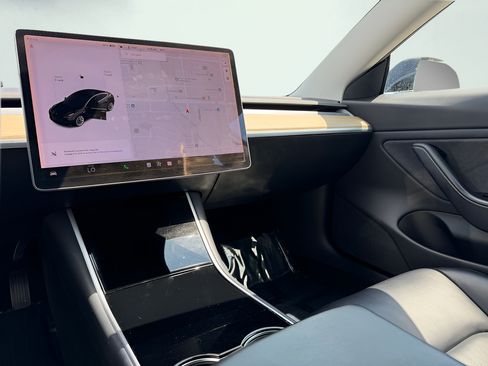 Used 2019 Tesla Model 3 Mid Range RWD image 37