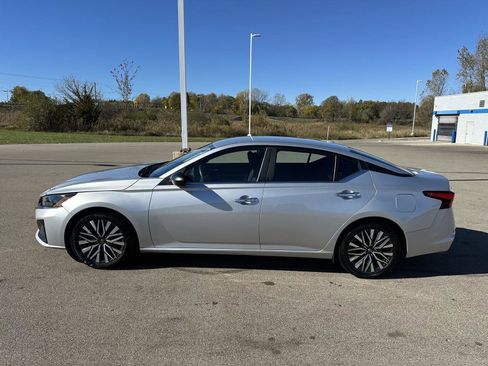 Used 2024 Nissan Altima 2.5 SV image 2