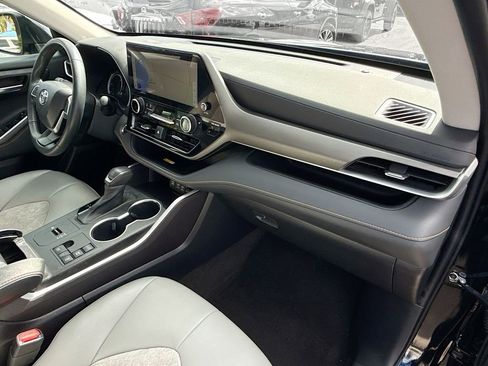 Used 2023 Toyota Highlander Bronze Edition FWD image 34