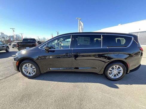 New 2026 Chrysler Pacifica Select image 4