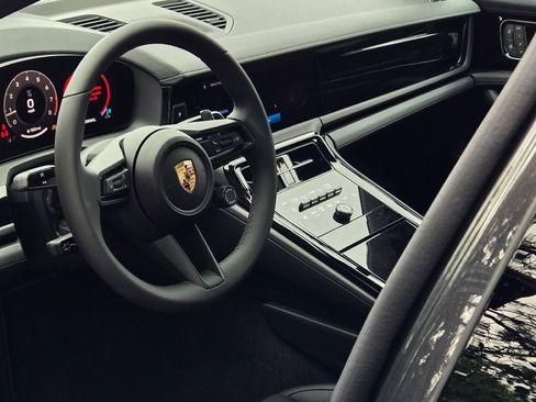 New 2025 Porsche Panamera 4 image 4