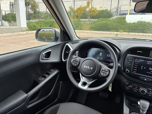 Used 2025 Kia Soul LX w/ LX Technology Package image 32