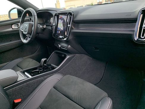 Used 2022 Volvo XC40 P8 Recharge Plus image 31