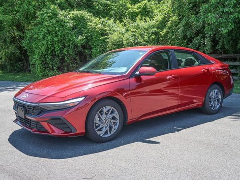 Used 2024 Hyundai Elantra SEL FWD image 3