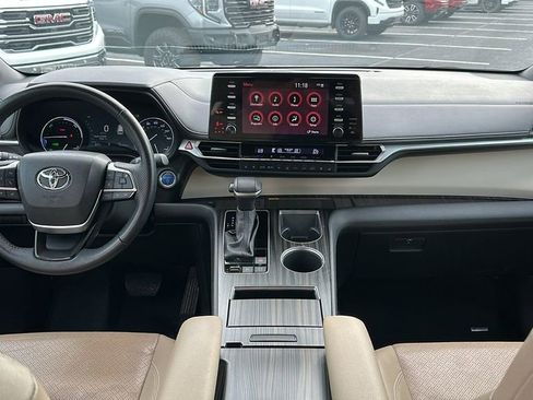 Used 2024 Toyota Sienna Limited image 10