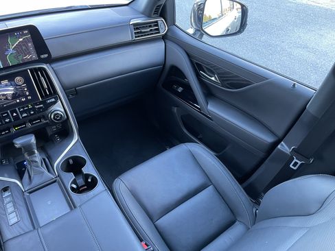 Used 2024 Lexus LX 600 4WD w/ Luxury Package image 18