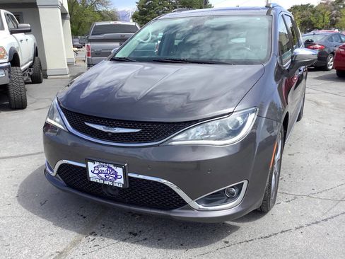 Used 2017 Chrysler Pacifica Limited FWD image 4