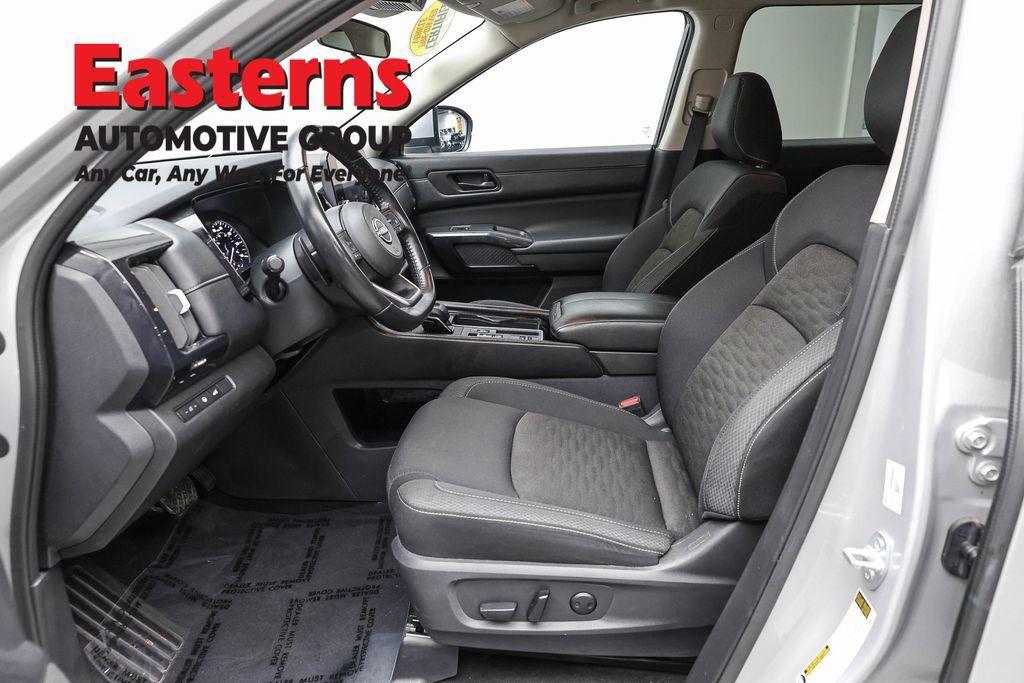 Used 2025 Nissan Pathfinder SV FWD image 14
