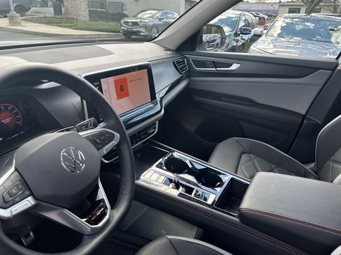 Used 2025 Volkswagen Atlas Peak Edition SE image 3