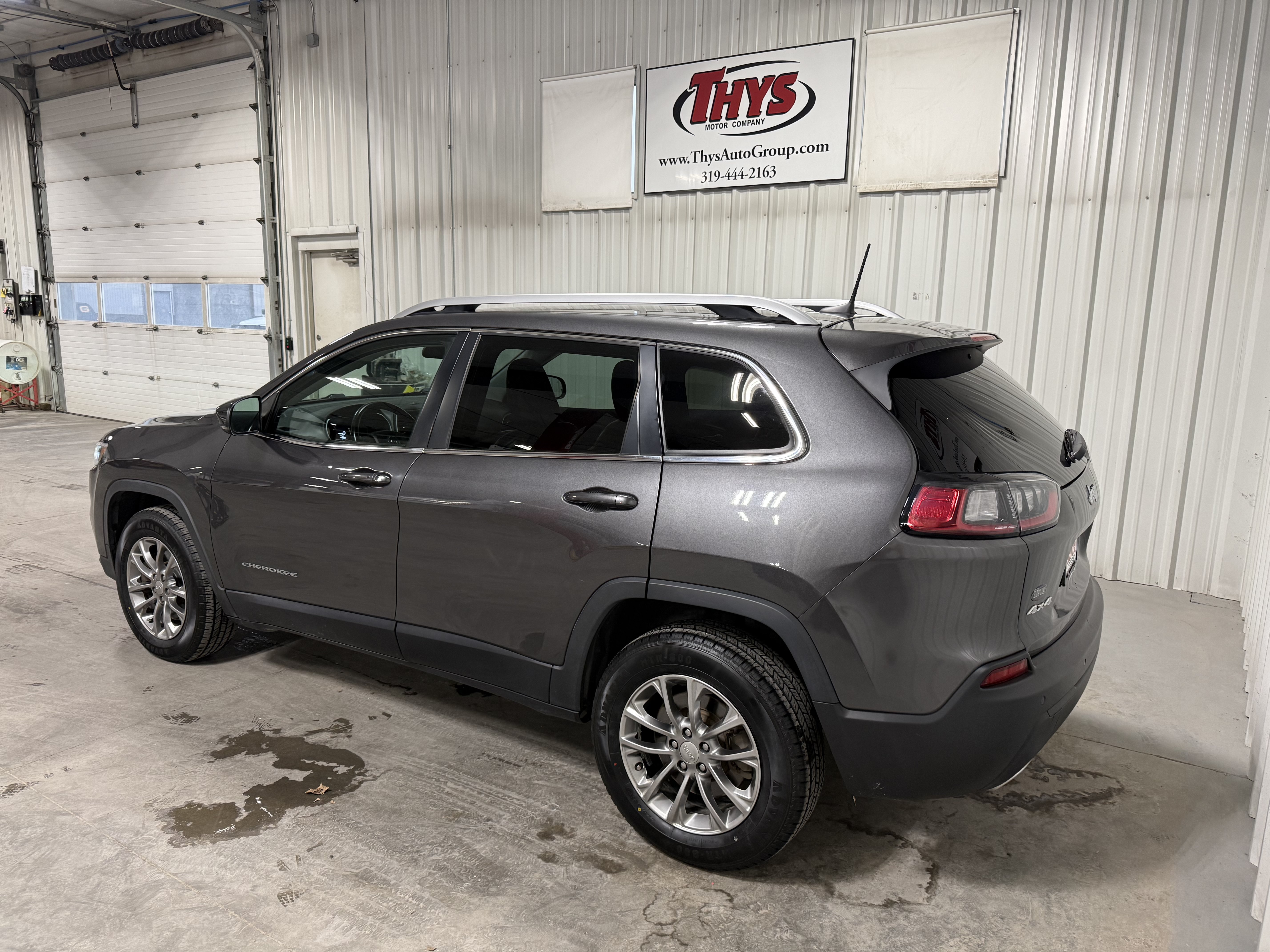 Used 2019 Jeep Cherokee Latitude Plus w/ Cold Weather Group AWD/4WD image 13