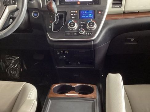 Used 2017 Toyota Sienna Limited Premium image 21