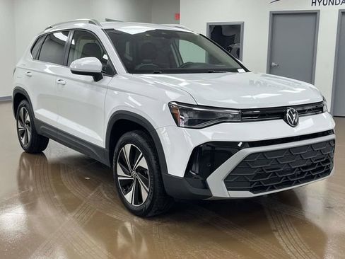 Used 2025 Volkswagen Taos SE image 3