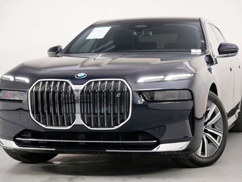 Used 2024 BMW i7 eDrive50 w/ Premium Package image 3