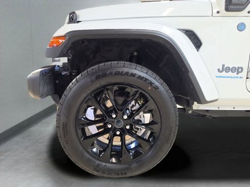 Used 2025 Jeep Wrangler Unlimited Sahara w/ Safety Group AWD/4WD image 24
