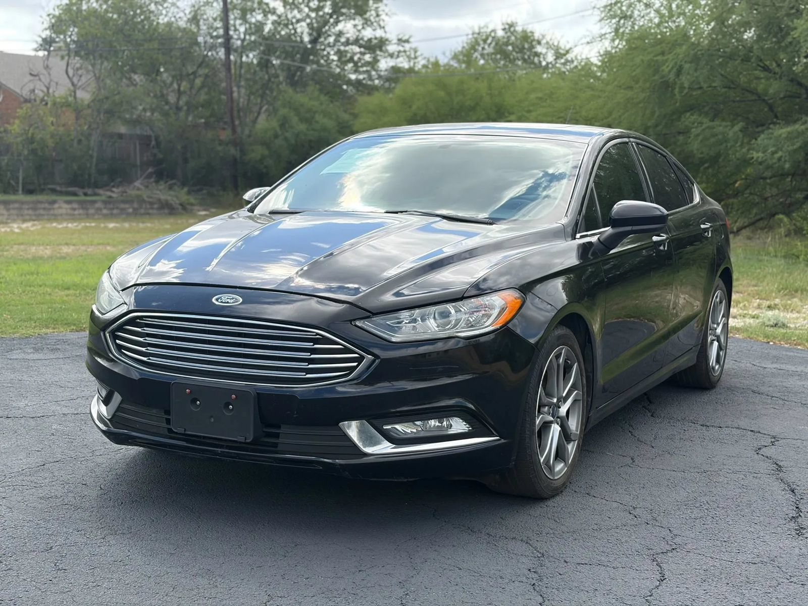 Used 2017 Ford Fusion SE w/ Equipment Group 201A FWD image 2