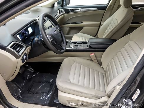 Certified 2018 Ford Fusion SE w/ Fusion SE Technology Package FWD image 9