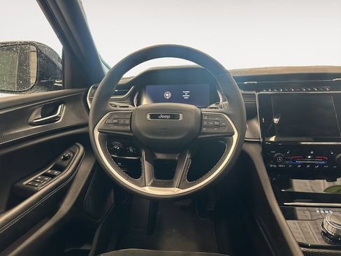 Used 2025 Jeep Grand Cherokee L Altitude AWD/4WD image 12