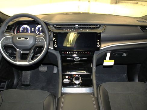 New 2026 Jeep Grand Cherokee Altitude image 8