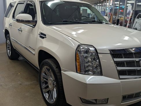 Used 2014 Cadillac Escalade Platinum image 3