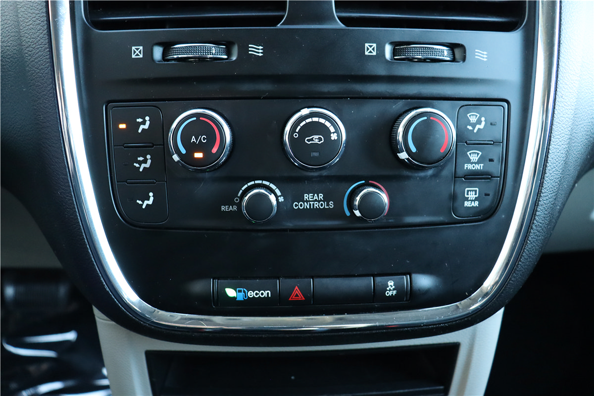 Used 2019 Dodge Grand Caravan SE FWD image 32