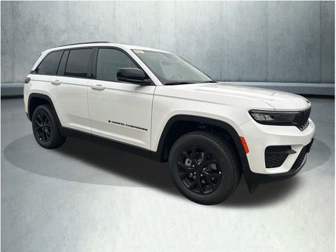 New 2025 Jeep Grand Cherokee Laredo image 8