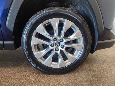 Used 2019 Toyota RAV4 XLE Premium w/ Cold Weather Package AWD/4WD image 23