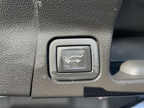 Used 2023 GMC Acadia SLE w/ Driver Convenience Package image 38