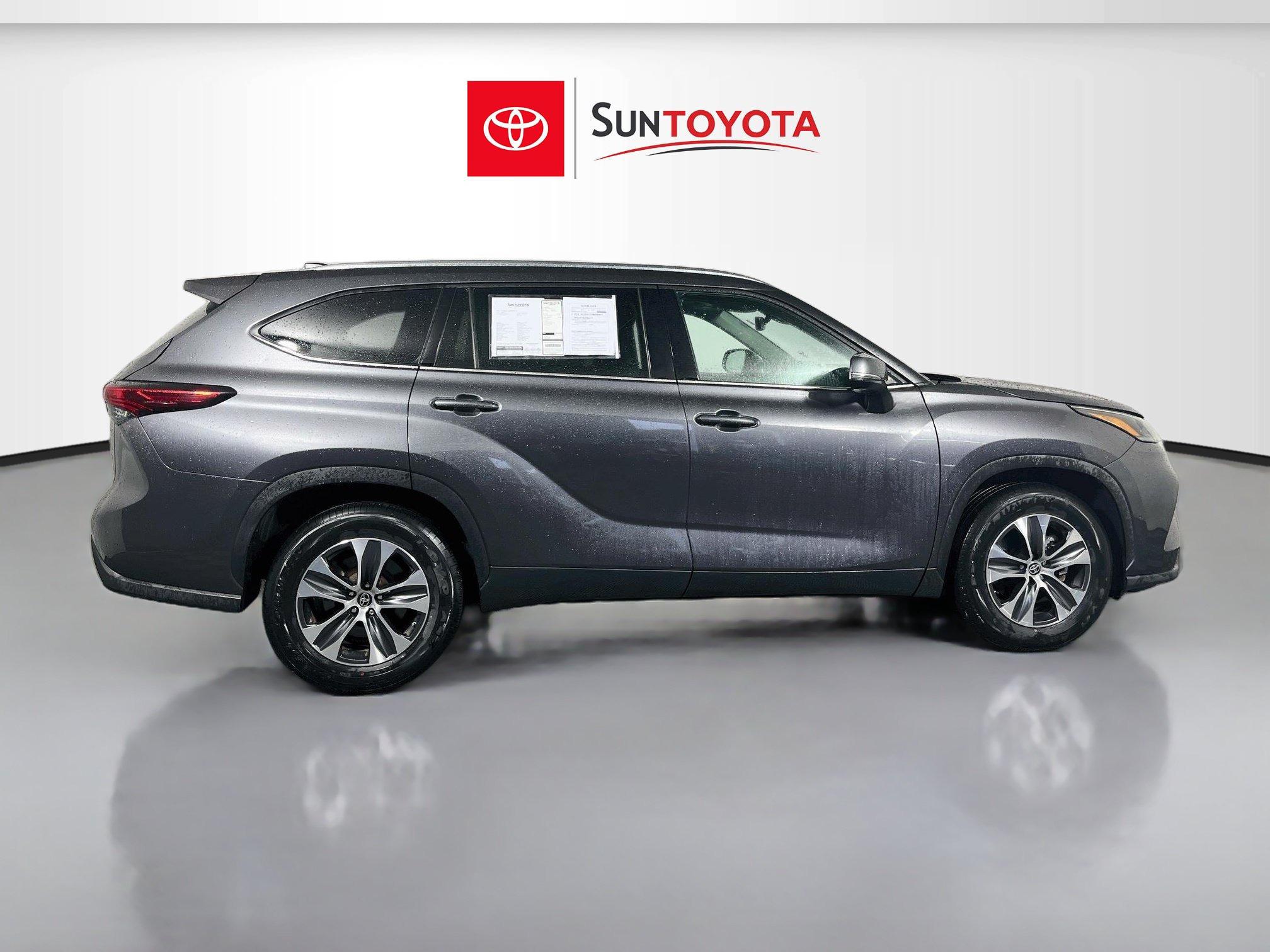 Used 2021 Toyota Highlander XLE FWD image 2