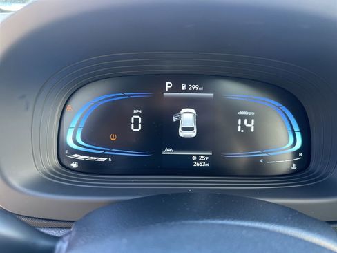 Used 2025 Hyundai Venue SEL image 15